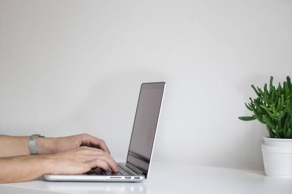 Les avantages et les inconvénients de la réservation en ligne ou par téléphone pour un événement